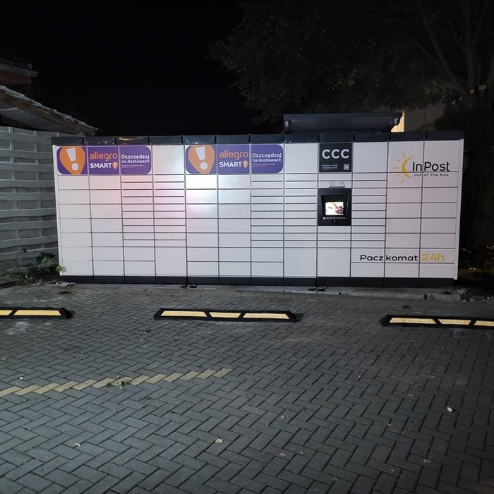 Parcel Locker PAO01M przy parkingu marketu