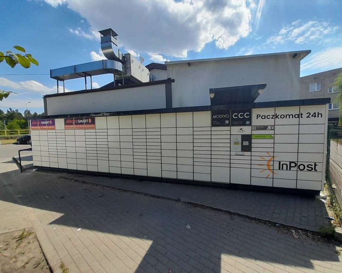 Paczkomat PAT01N Po prawej stronie od wejścia do sklepu Lewiatan