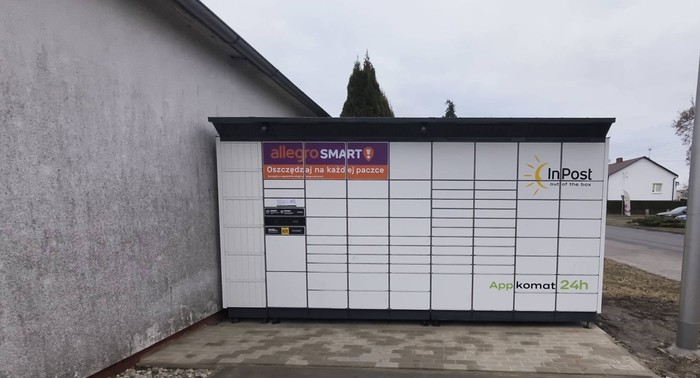 Parcel Locker PAV01BAPP Przed budynkiem