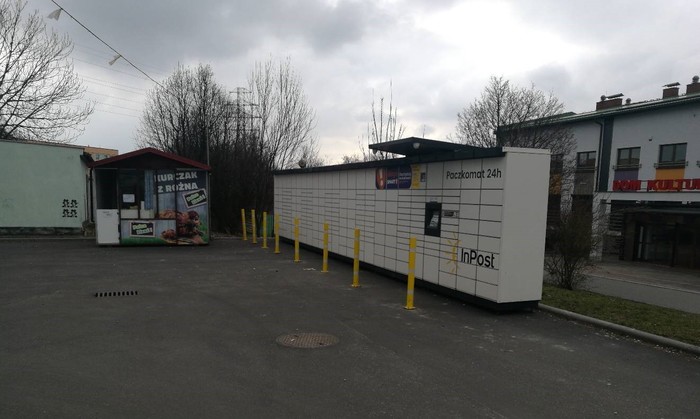 Paczkomat PAW01M Parking przed pawilonem handlowym