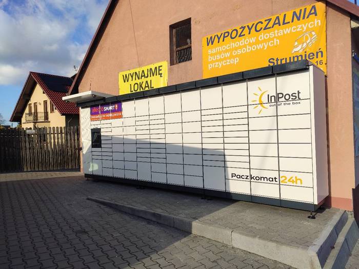 Paczkomat PAW02M na parkingu