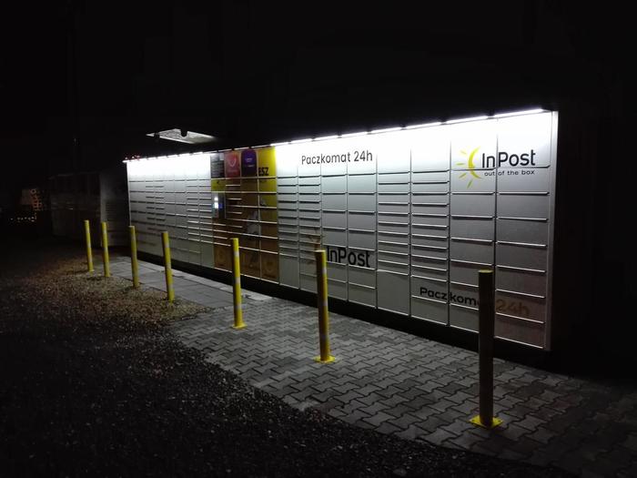 Paczkomat PAW02N Obok pawilonu handlowego