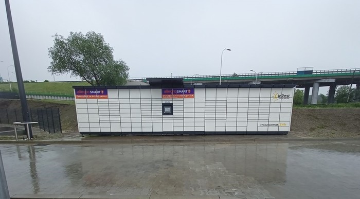 Paczkomat PAW03M na parkingu sklepu Lidl