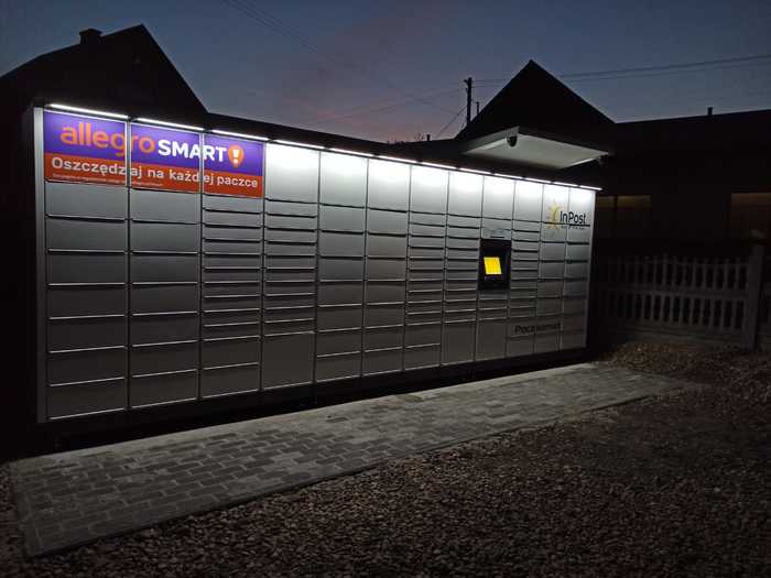 Paczkomat PAX01M Parking przed sklepem