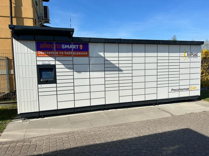Paczkomat PAZ03M Na parkingu urzędu miasta