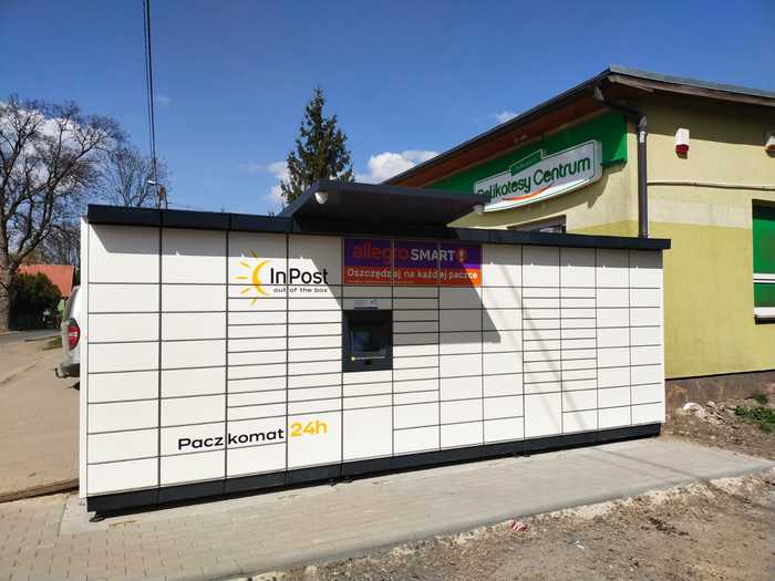 Paczkomat PBS01M Po prawej stronie budynku, przy wejściu.