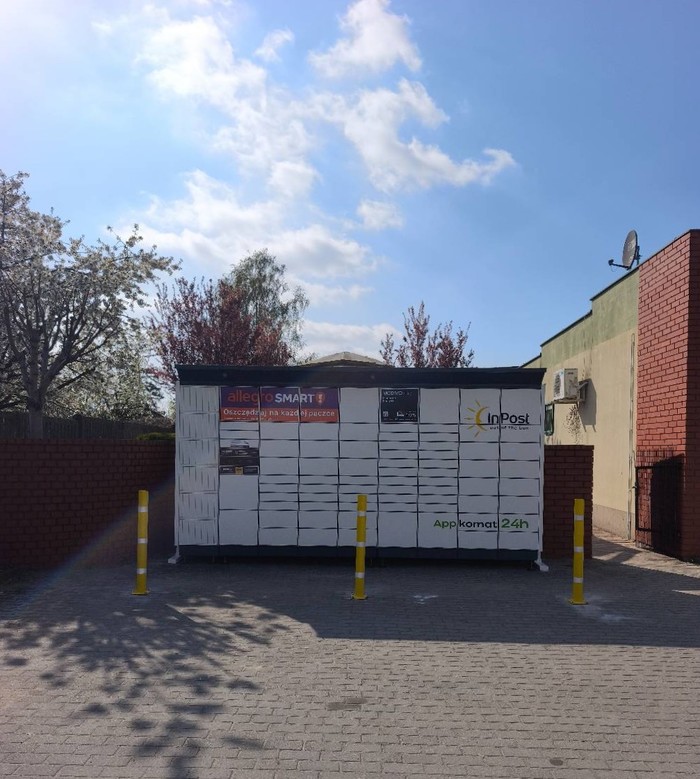 Paczkomat PBSC01BAPP Na parkingu przed sklepem spożywczym