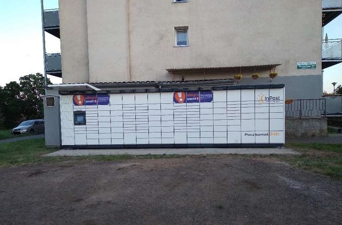 Paczkomat PCA02M Na parkingu Wspólnoty Mieszkaniowej