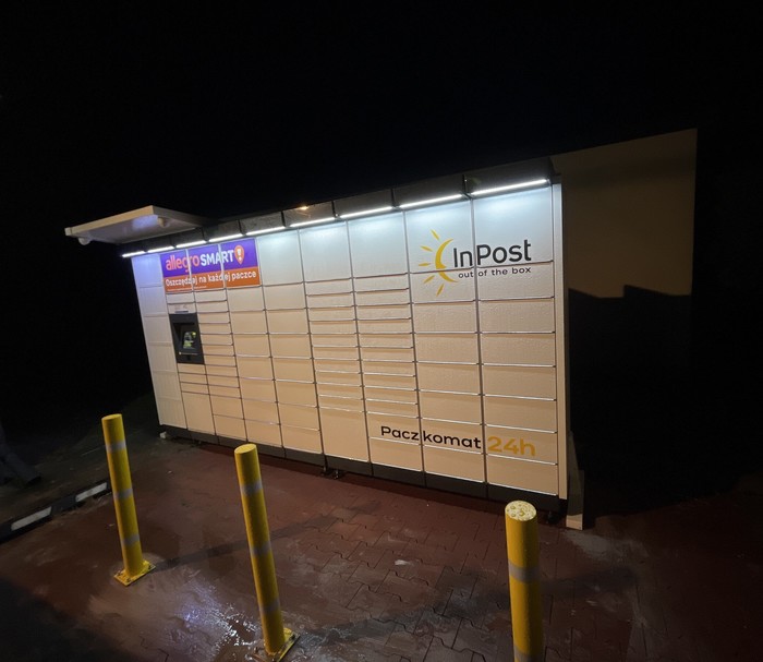 Paczkomat PCC01M parking przed sklepem
