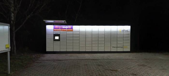 Paczkomat PCD01M Na parkingu przy sklepie