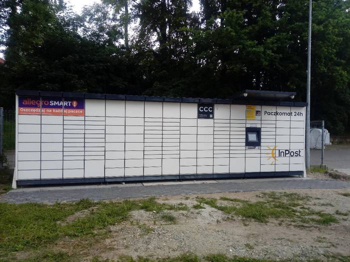 Paczkomat PCK01M Na parkingu Eurosklepu