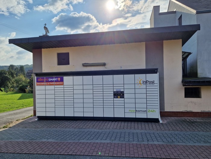 Paczkomat PCM01BAPP Za przystankiem, przy skrzyżowaniu