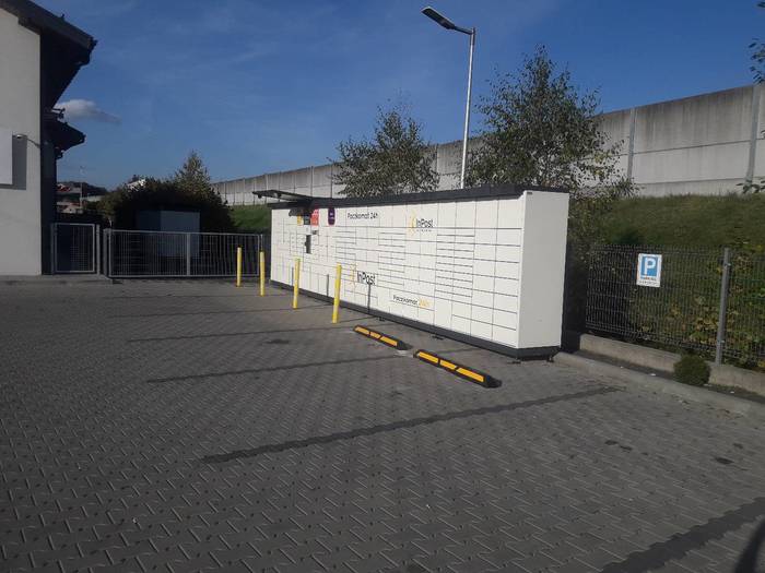 Paczkomat PCM01N Pasaż handlowy, parking kawiarnia Korzenna