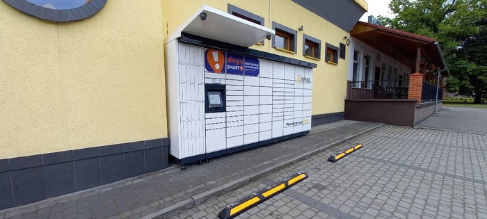 Parcel Locker PCR01M Po prawej stronie od wejścia do sklepu