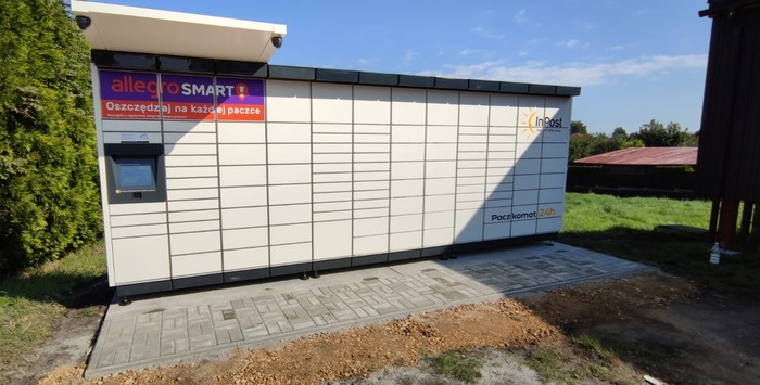 Paczkomat PCS01M Z tyłu restauracji