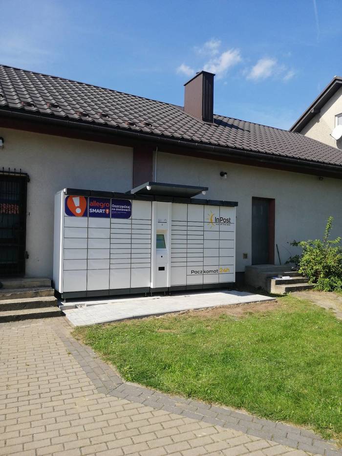 Paczkomat PCX01A Przy sklepie obok Gościńca Ogrodowego