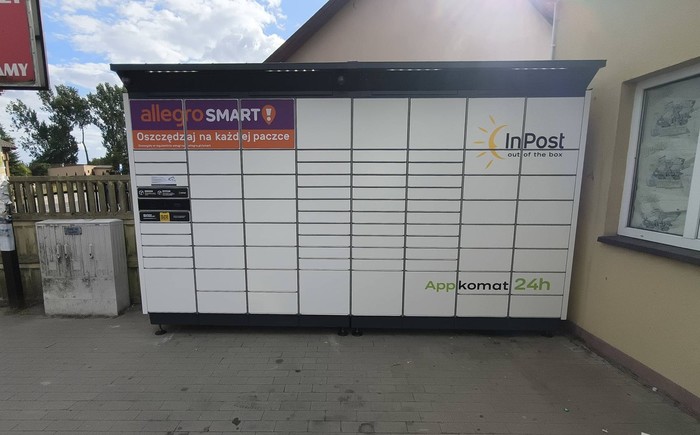 Paczkomat PDC01BAPP na parkingu Sklepu Polskiego