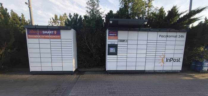 Paczkomat PDC01M Na parkingu Stacji Lotos