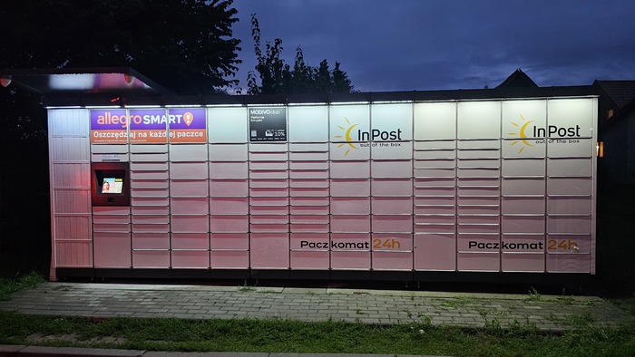 Paczkomat PDE01M przy prywatnej posesji