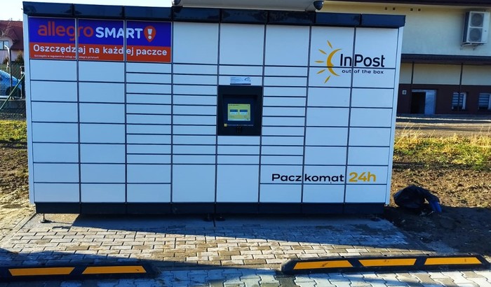 Paczkomat PDG01M Parking po prawej stronie od wjazdu