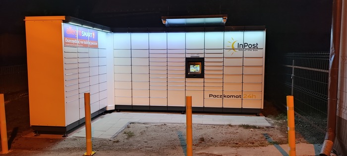 Paczkomat PDO01M za budynkiem Ochotniczej Straży Pożarnej w Podczerwonem