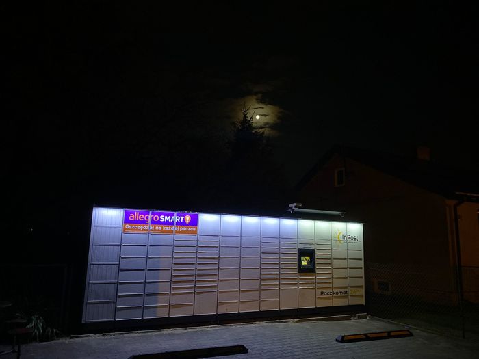 Paczkomat PDQ01M parking przed sklepem