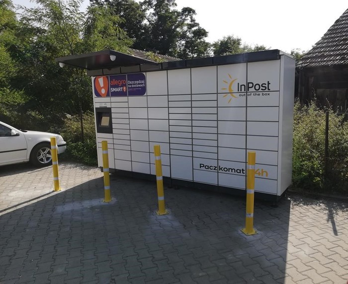 Paczkomat PDS01M parking przed sklepem