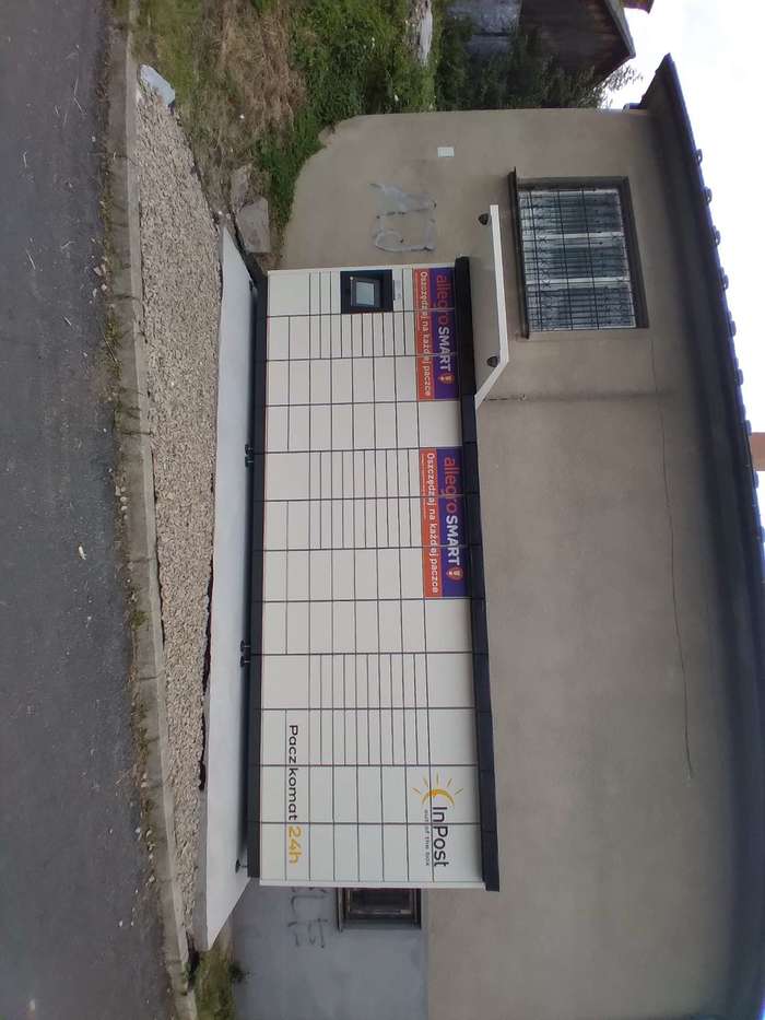 Paczkomat PDT01M Z boku budynku usługowego