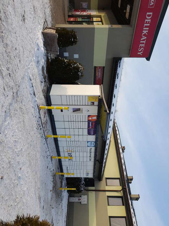 Paczkomat PDU01A przy wejściu do sklepu Groszek