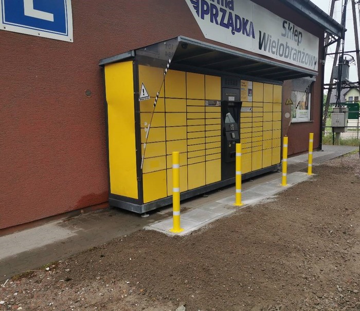 Parcel Locker PEA01G Ściana sklepu spożywczego od strony ul. Głównej