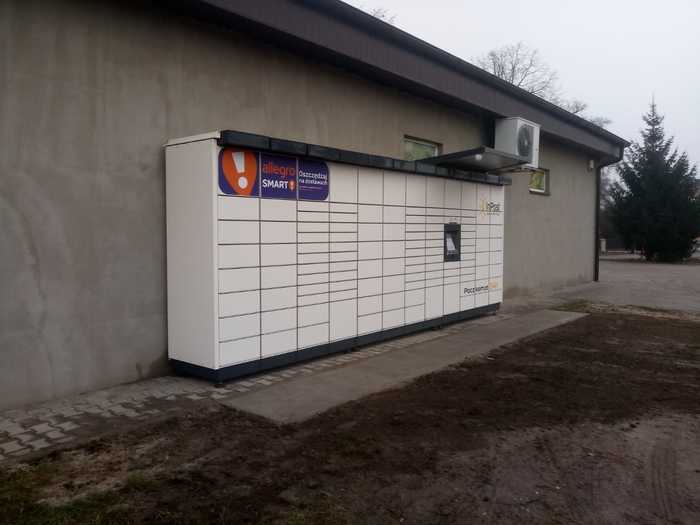 Paczkomat PEA01M przy sklepie spożywczym