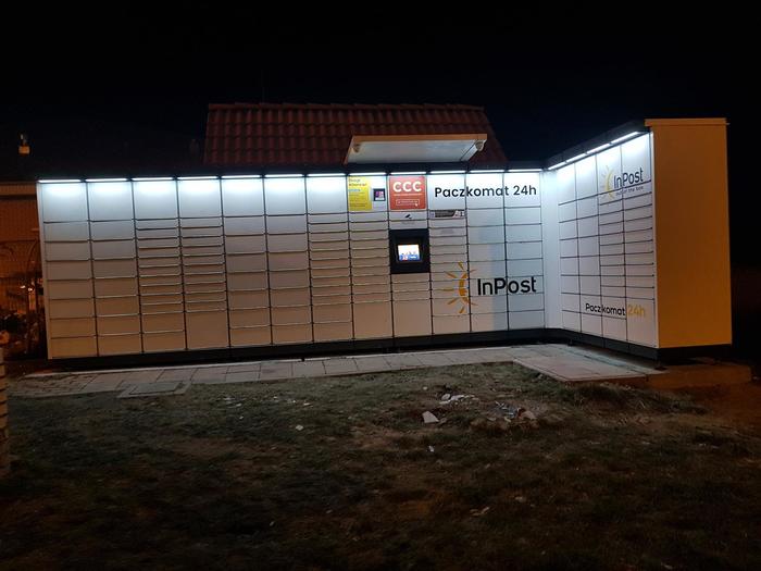 Parcel Locker PEI01M Przy wjeździe na parking Netto