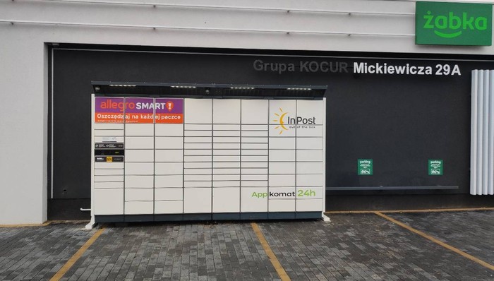 Paczkomat PEL01BAPP Na parkingu sklepu