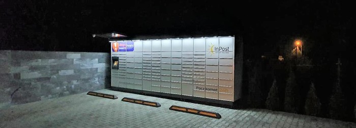 Paczkomat PEM01M Parking przed sklepem