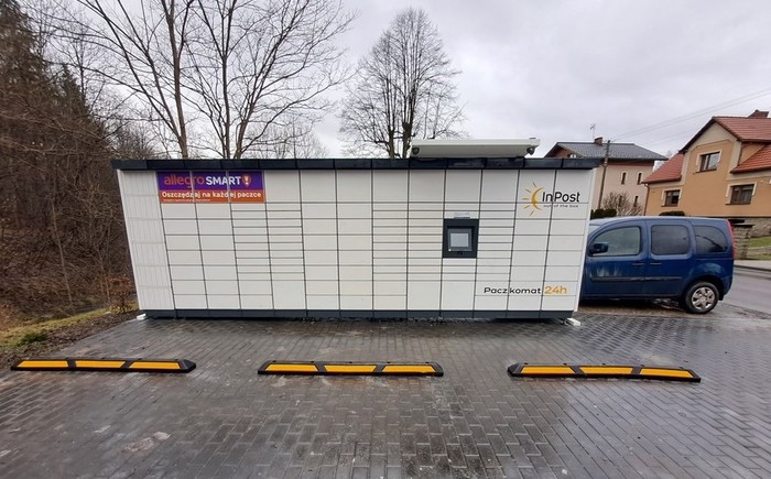 Paczkomat PEM02M na parkingu obok sklepu
