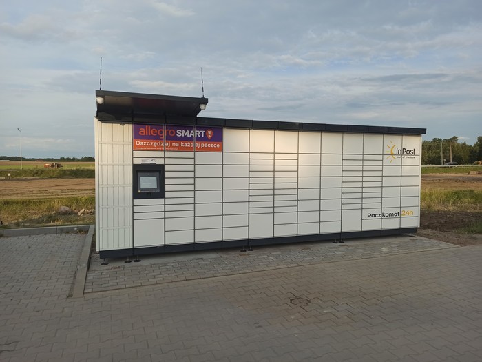 Paczkomat PEN02M przy stacji paliw Avia