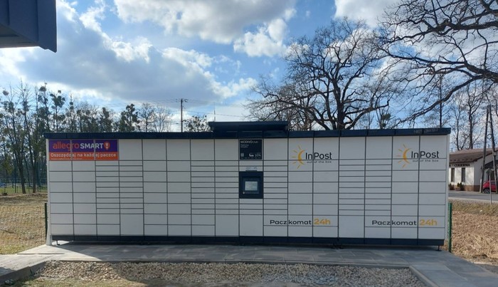 Paczkomat PER01M na parkingu przy sklepie Chorten