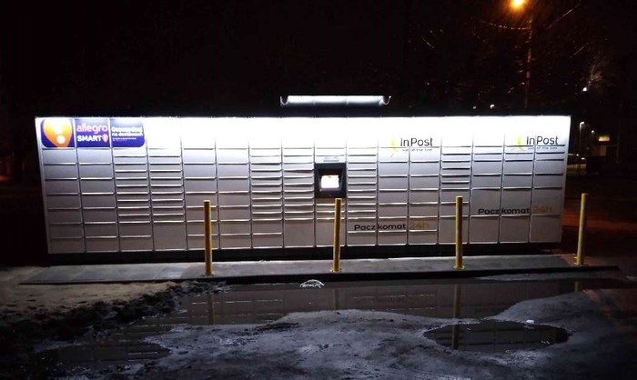 Paczkomat PES01M Przy wjeździe na parking, przy parkingu Biedronki.