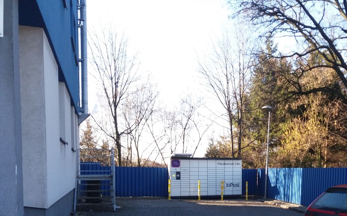 Paczkomat PEW02N Przy sklepie Delikatesy Centrum, obok apteki