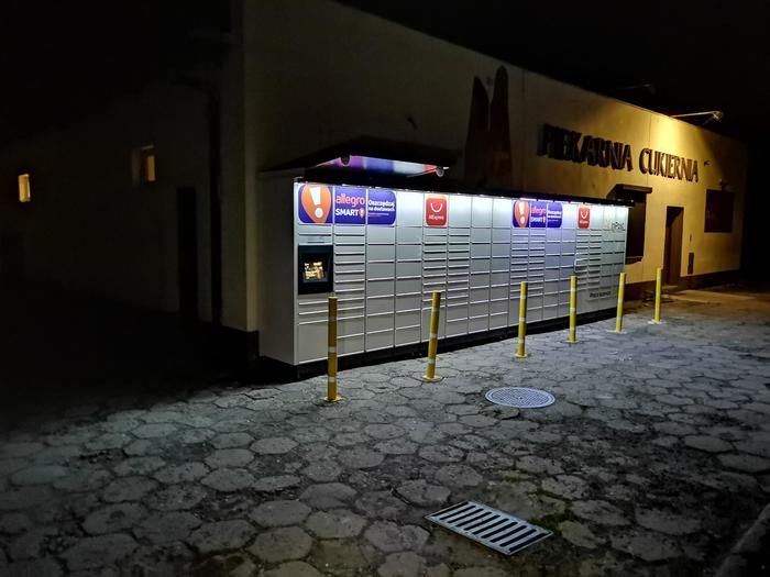 Paczkomat PGC01M przy cukierni