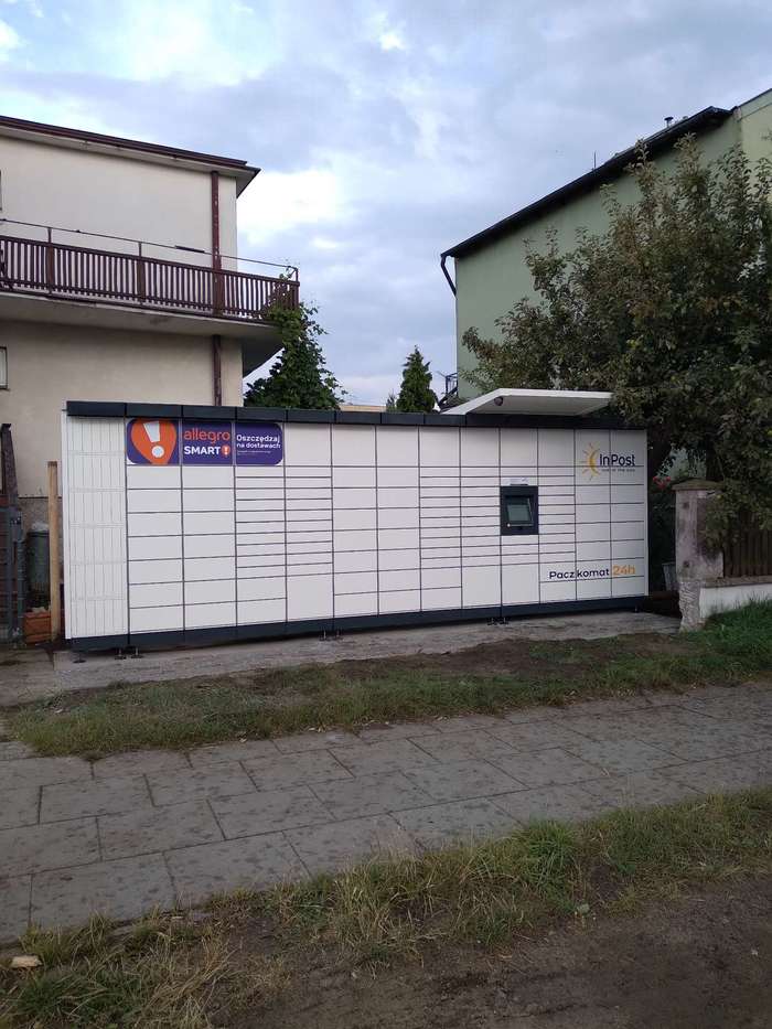 Paczkomat PGD17M na skrzyżowaniu ulic Gałczyńskiego i Korzeniowskiego