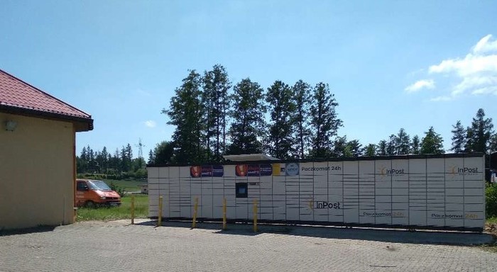 Paczkomat PGM01M obok parkingu