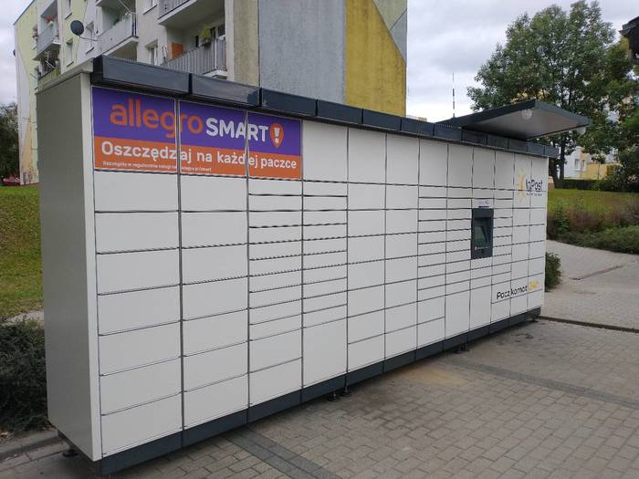 Paczkomat PGR02M Na parkingu banku obok bankomatu