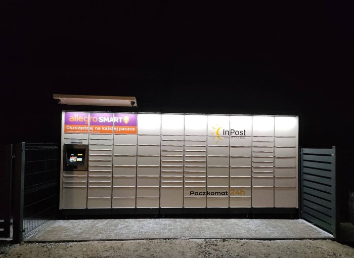 Paczkomat PGW03M W płocie