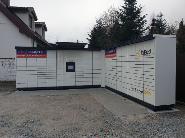 Paczkomat PGX01M Na parkingu