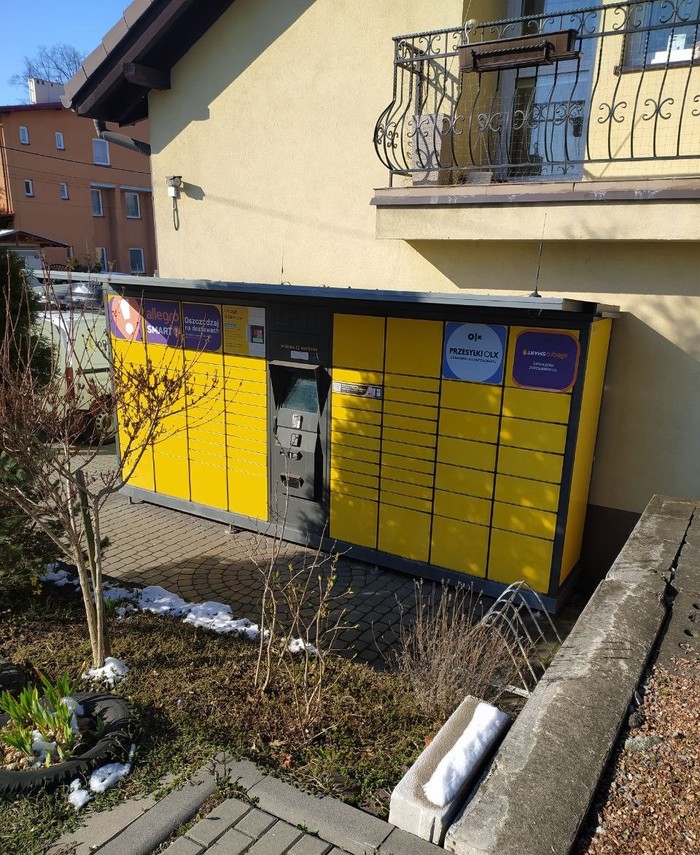 Paczkomat PGZ01G Przy budynku handlowym