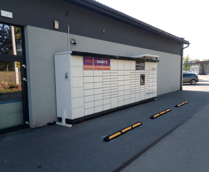 Paczkomat PGZ02M obok wejścia do sklepu