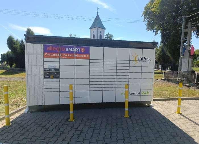 Paczkomat PHN01BAPP na parkingu Supermarketu EMI