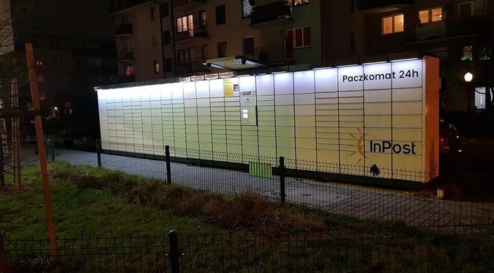 Paczkomat PIA03N Lokalizacja na Osiedlu Prestige przy sklepie spożywczym