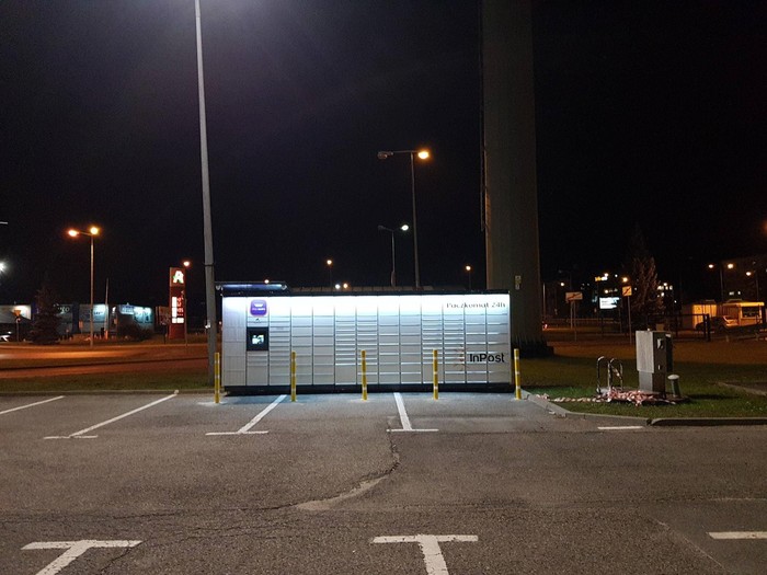 Paczkomat PIA05M Na parkingu Auchan przy Coolmacie Auchan
